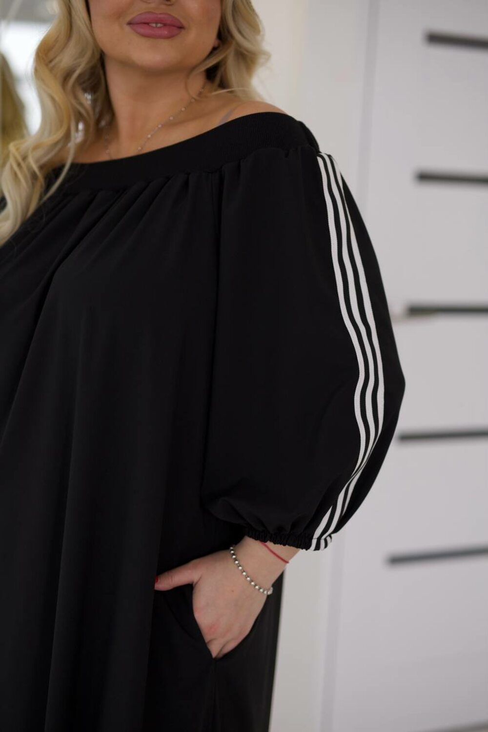Сукня оздоблена спортивними смужками, колір чорний