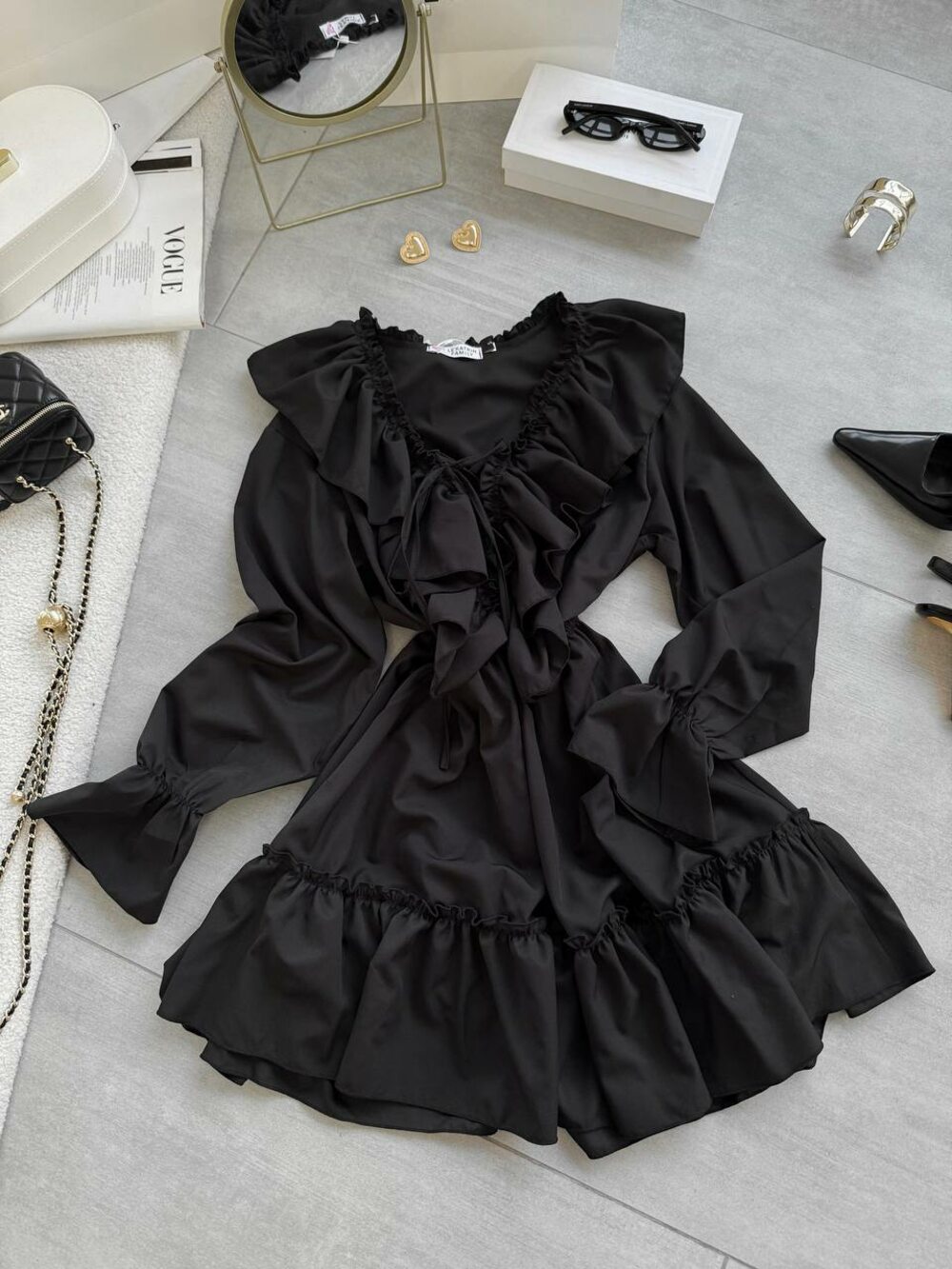 Сукня з рюшами та довгим рукавом, колір чорний