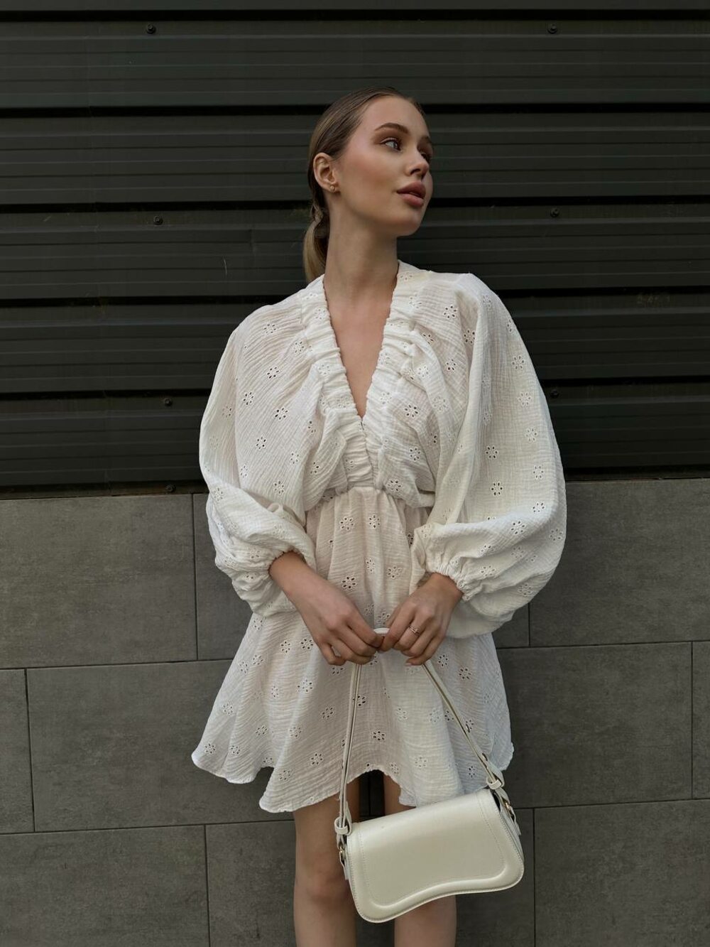 Повітряна сукня з об'ємним рукавом, колір молочний