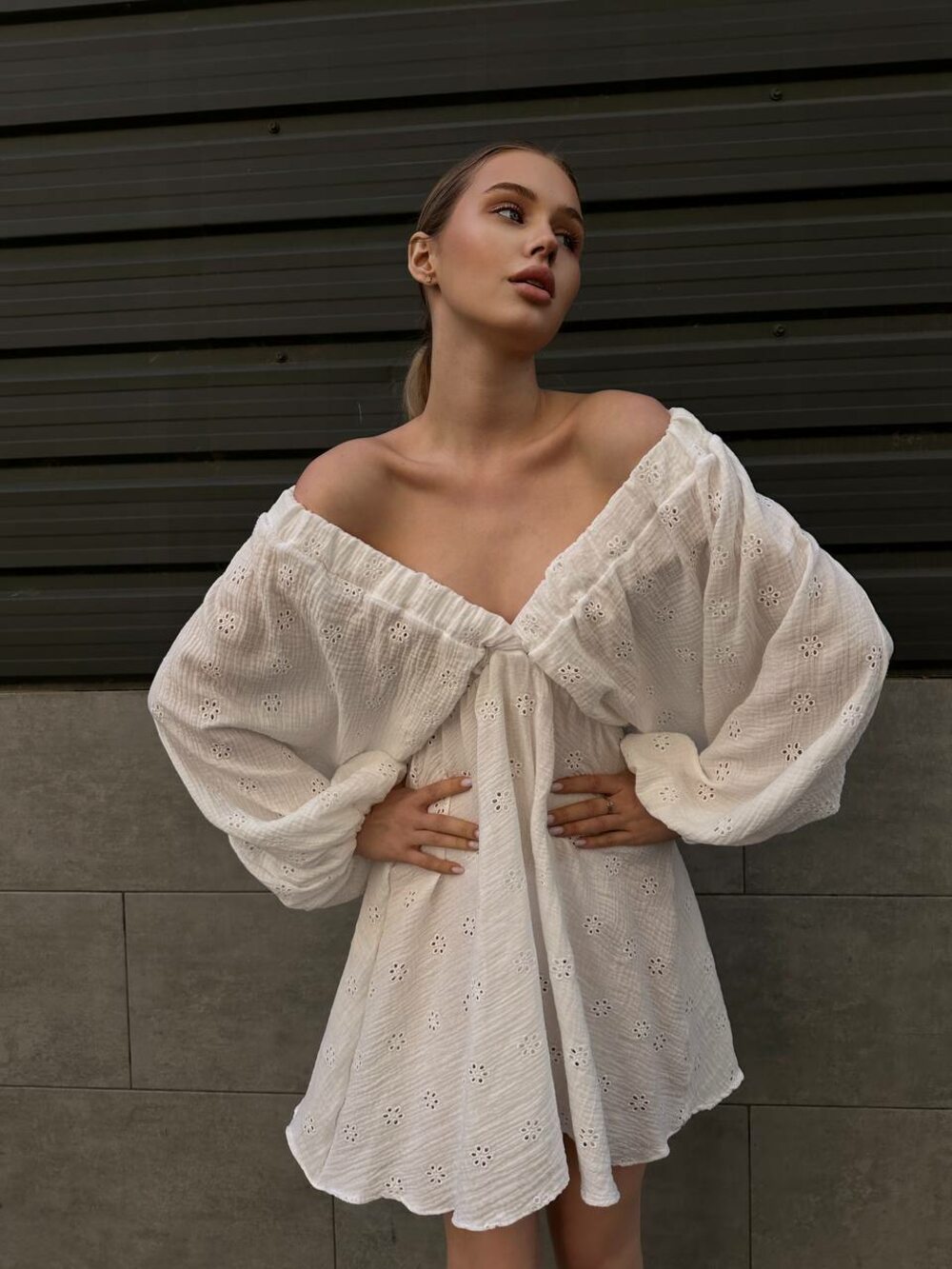 Повітряна сукня з об'ємним рукавом, колір молочний