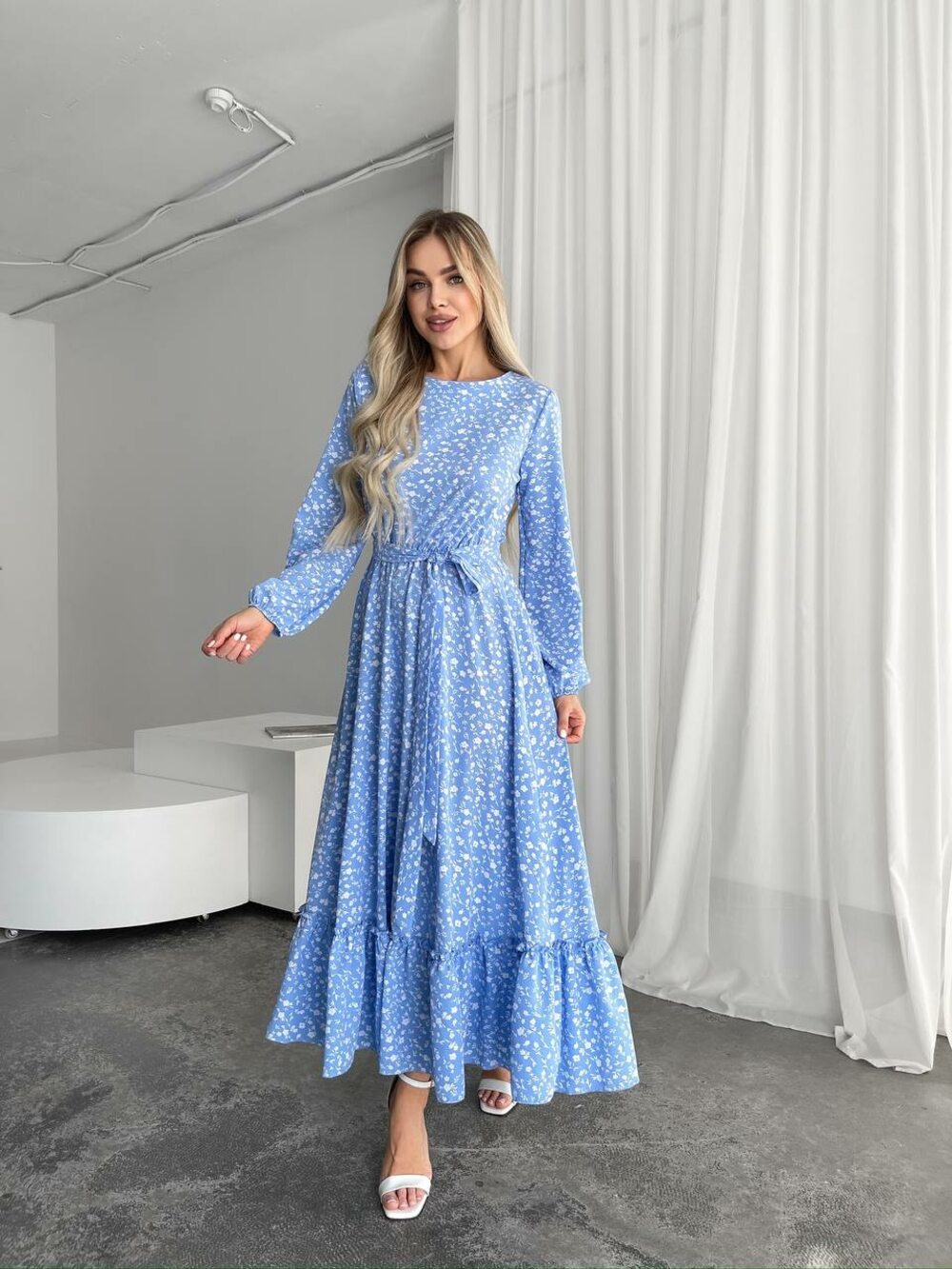 Сукня-міді з довгим рукавом та пояском, колір блакитний