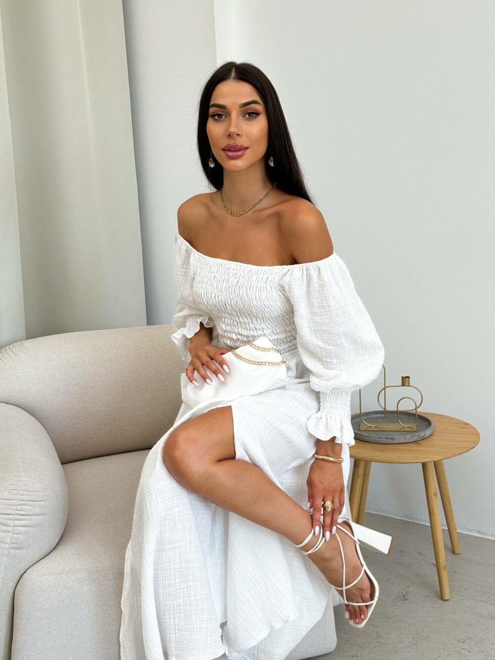 Сукня на гумі з розрізом на нозі, колір молочний