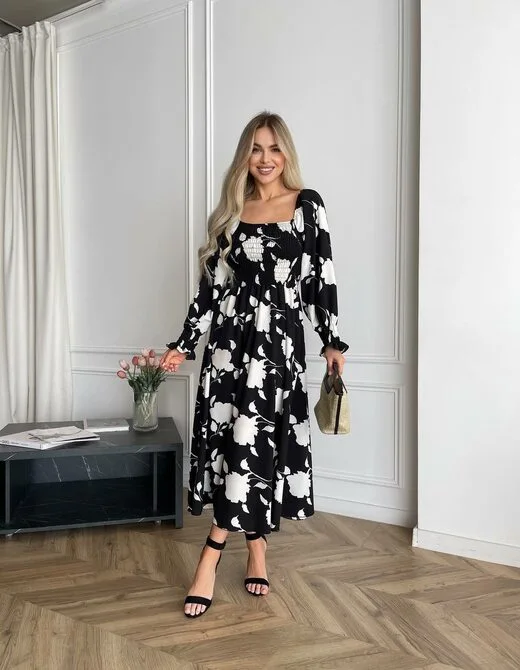 Сукня з довгим рукавом та гумкою на грудях, колір чорний з великою квіткою