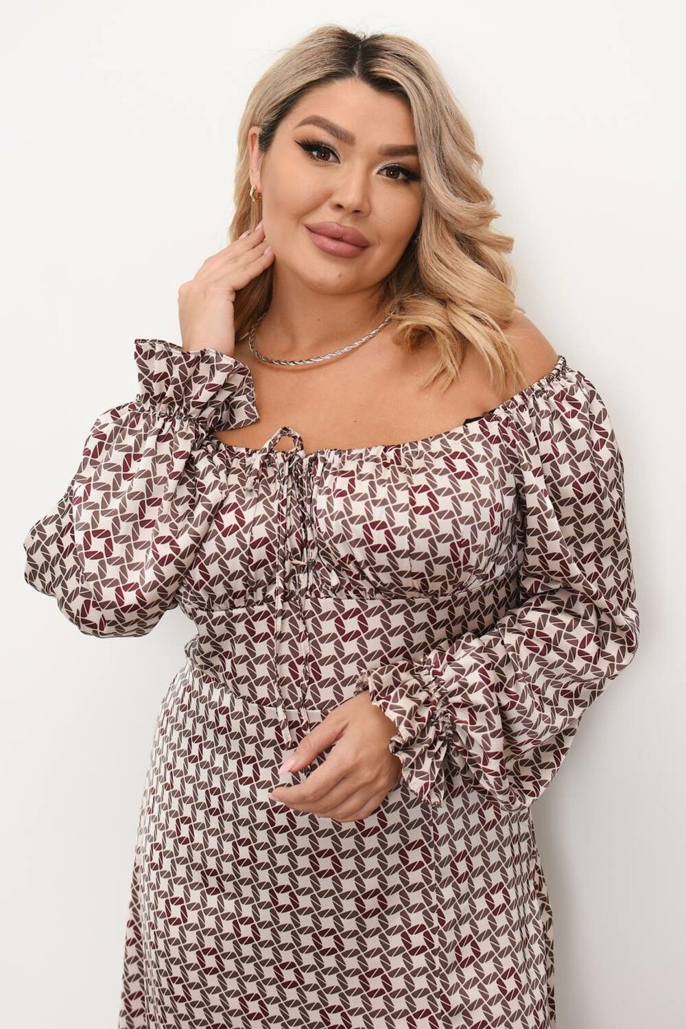 Сукня з довгим рукавом і регульованим декольте, колір коричневий, принт сегмент Tommy Hilfiger в 3Д