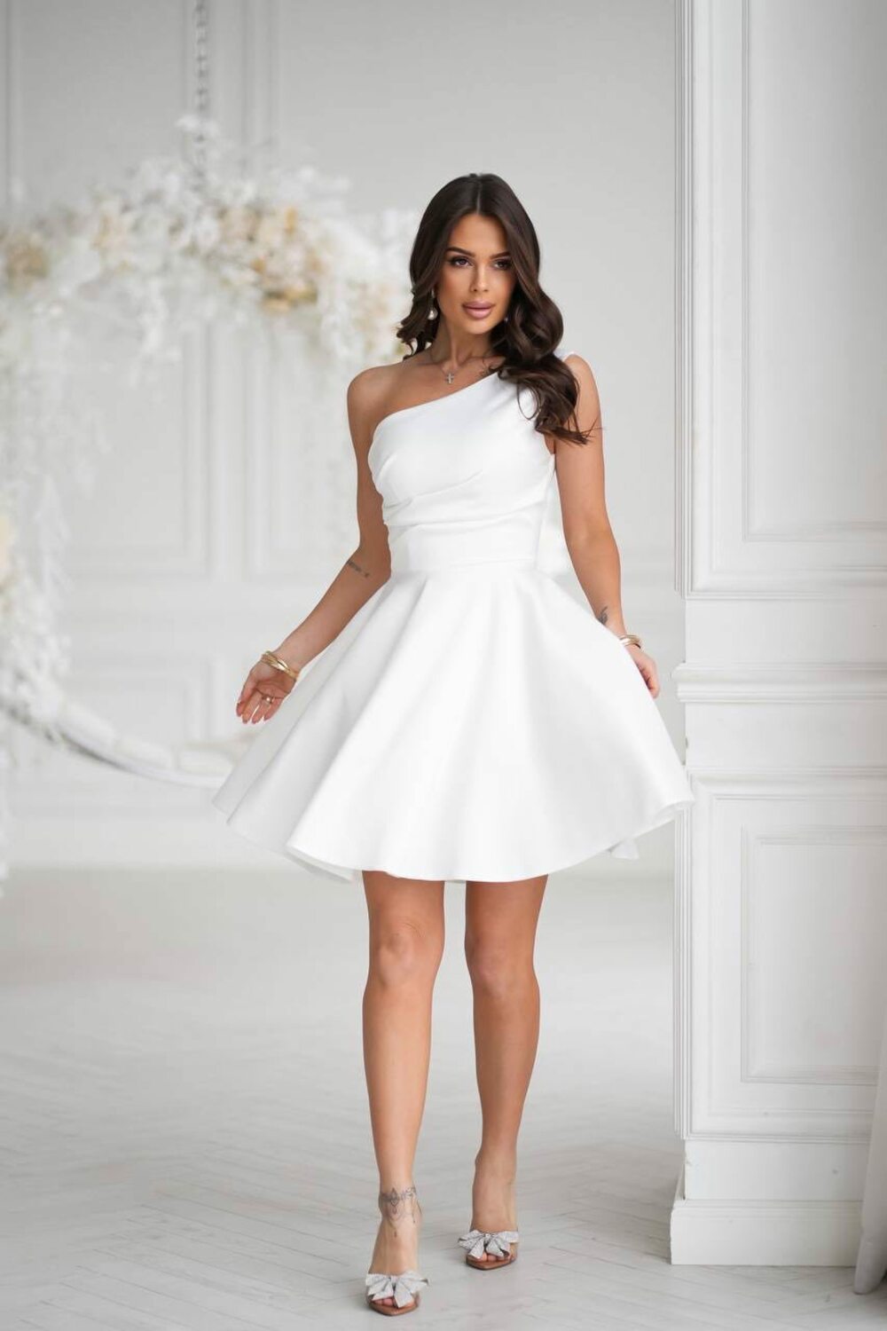 Атласна сукня зі спідницею "сонце" на одне плече, колір молочний