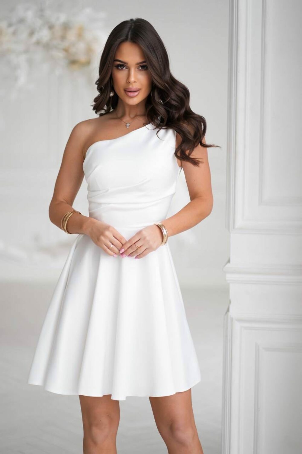 Атласна сукня зі спідницею "сонце" на одне плече, колір молочний