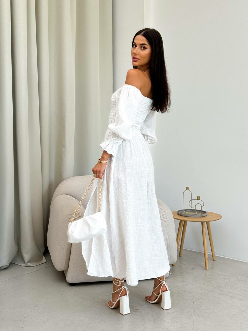 Сукня на гумі з розрізом на нозі, колір молочний