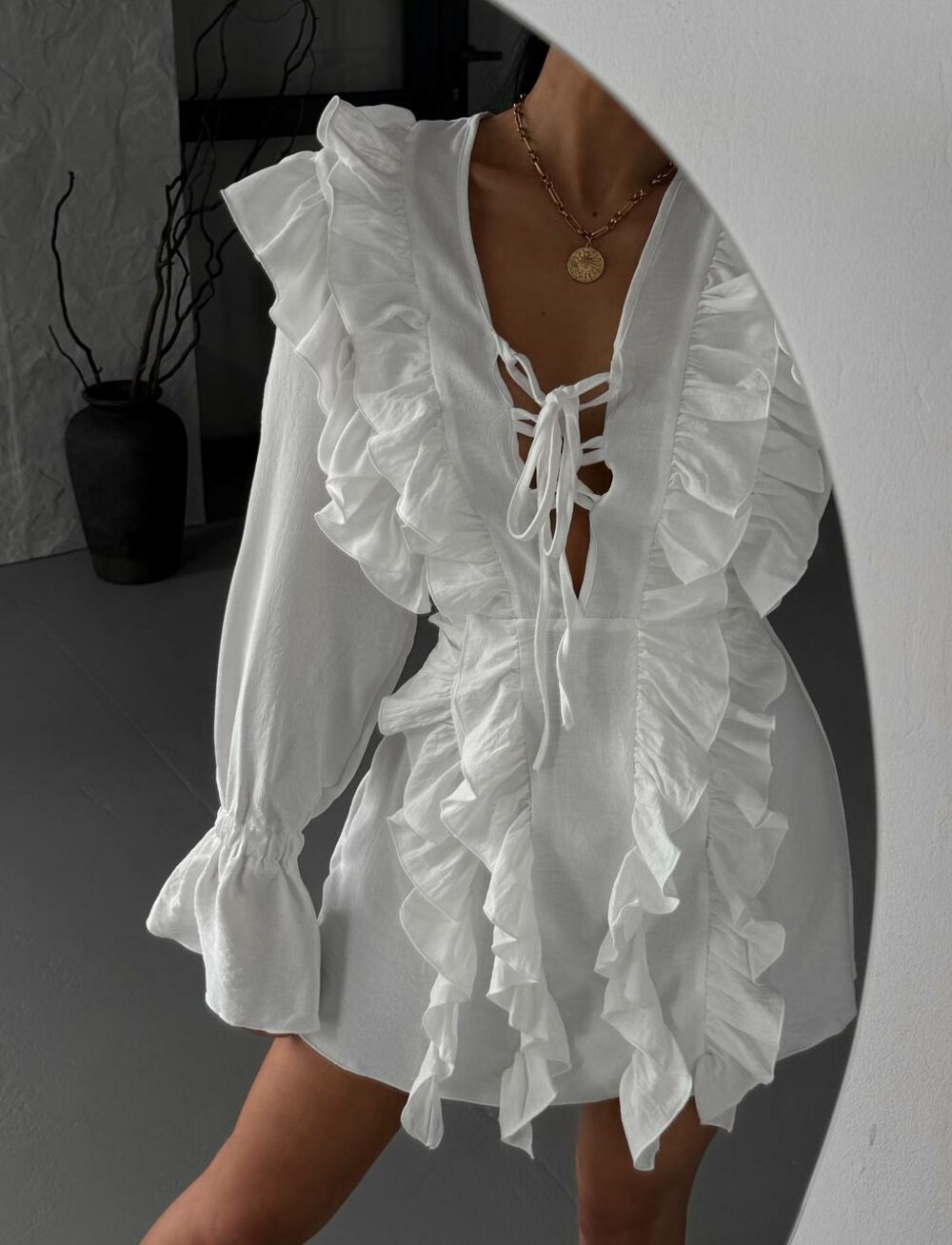 Міні-сукня з рюшами та довгим рукавом, колір молочний