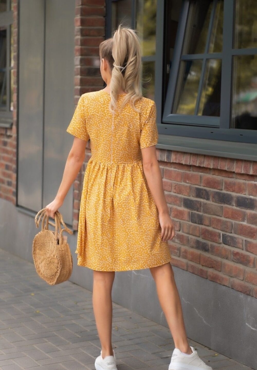 Платье модное летнее желтого цвета с узором
