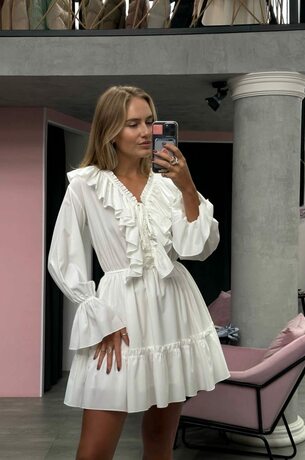 Стильное платье с рушами, длинным рукавом, талия на резинке, цвет белый