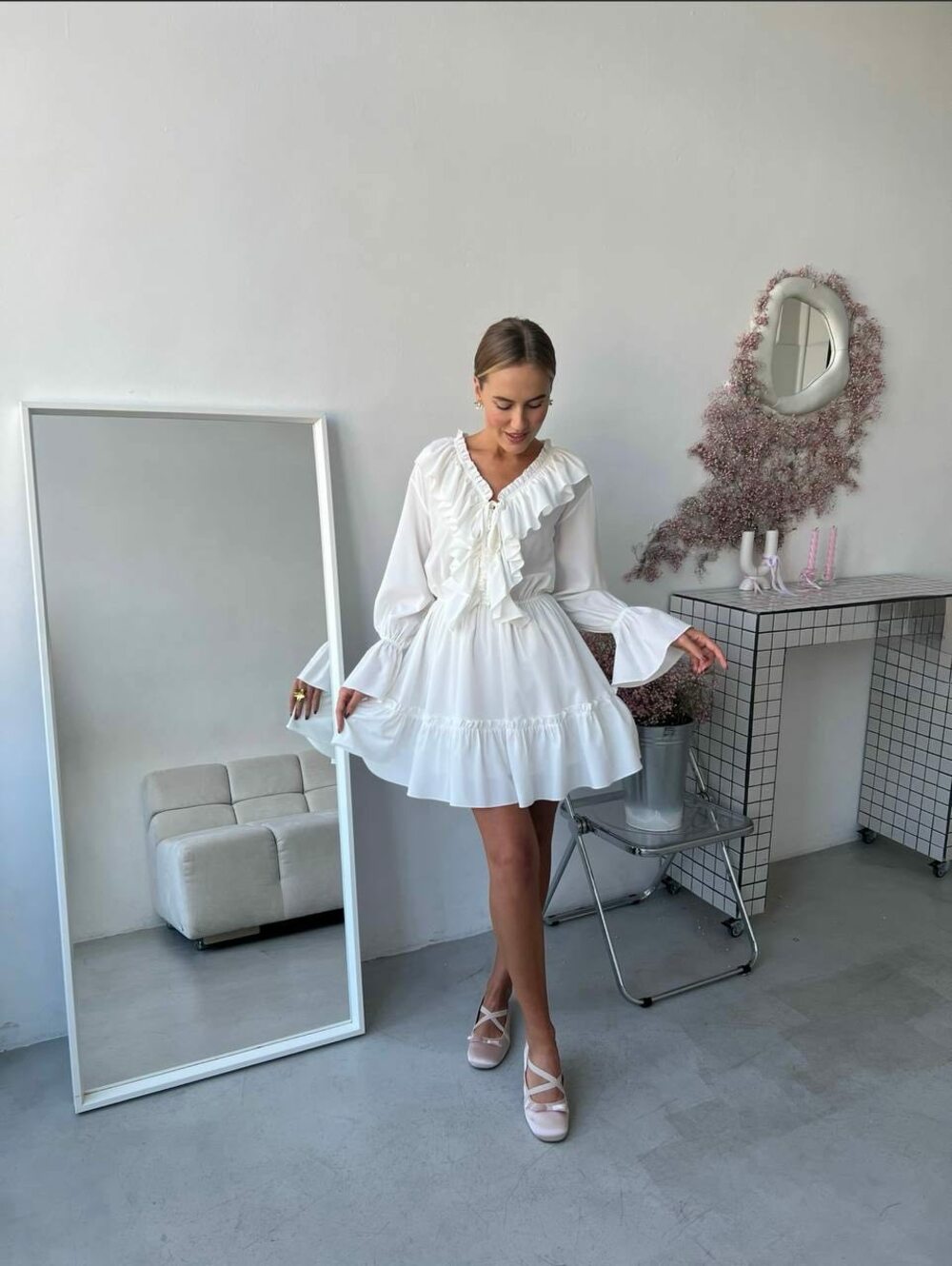 Стильне плаття з рушами, довгим рукавом, талія на гумці, колір білий