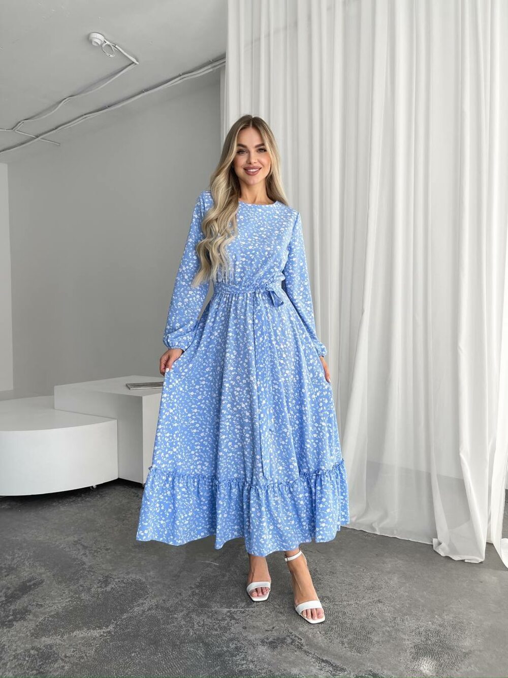 Сукня-міді з довгим рукавом та пояском, колір блакитний