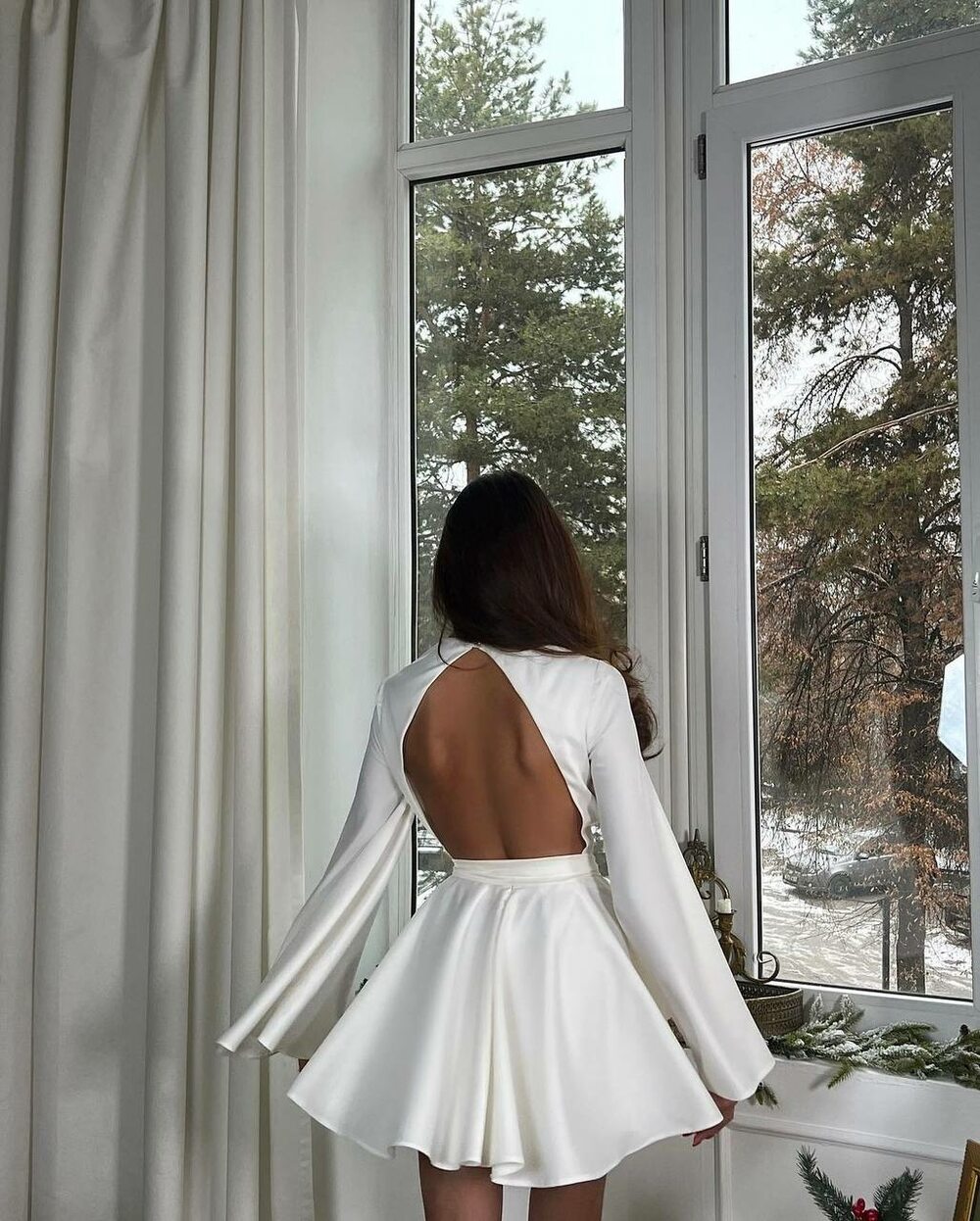 Сукня з відкритою спиною і розкльошеними рукавами, колір білий