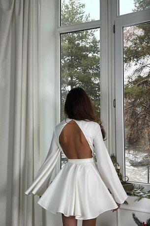 Платье с с открытой спиной и расклешонными рукавами, цвет белый