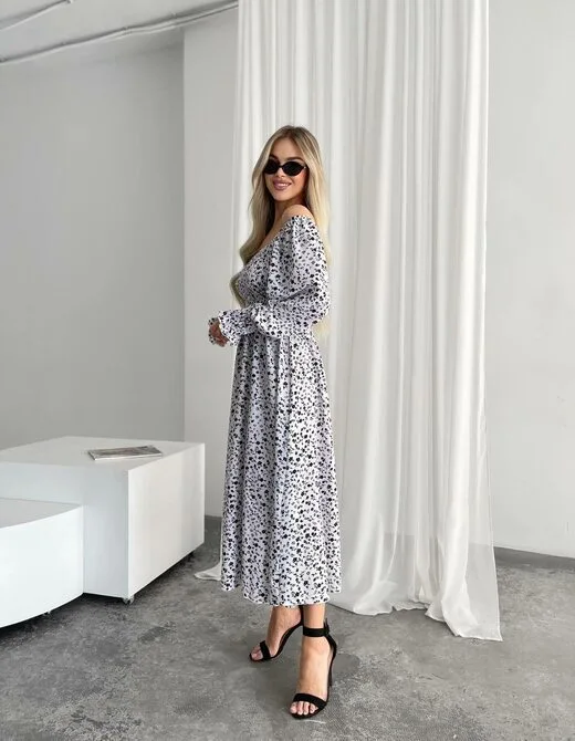 Сукня з довгим рукавом та гумкою на грудях, колір білий з дрібною квіткою