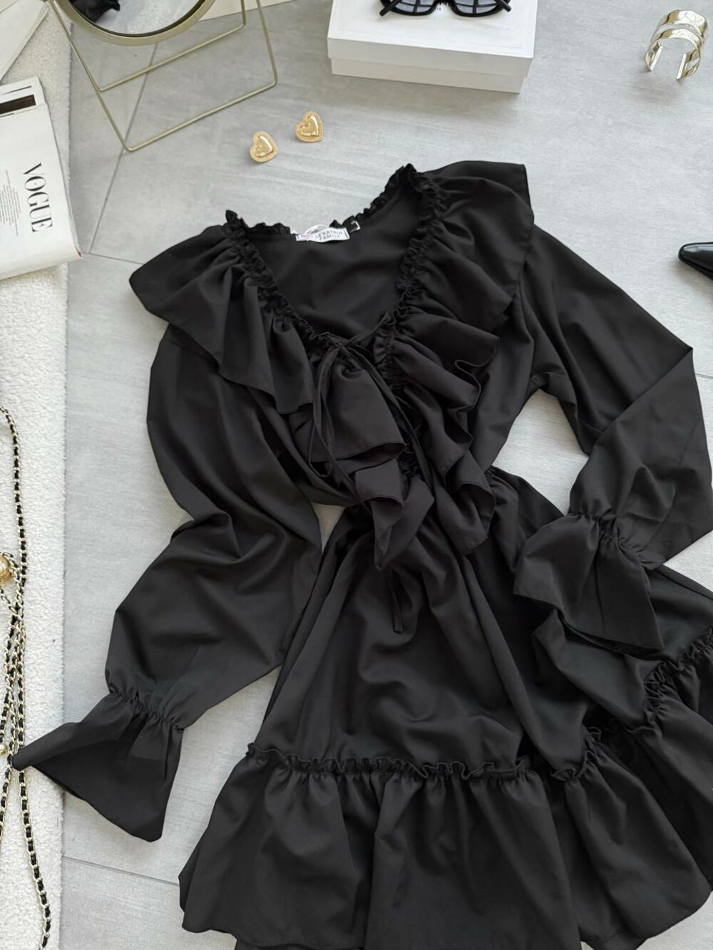 Сукня з рюшами та довгим рукавом, колір чорний