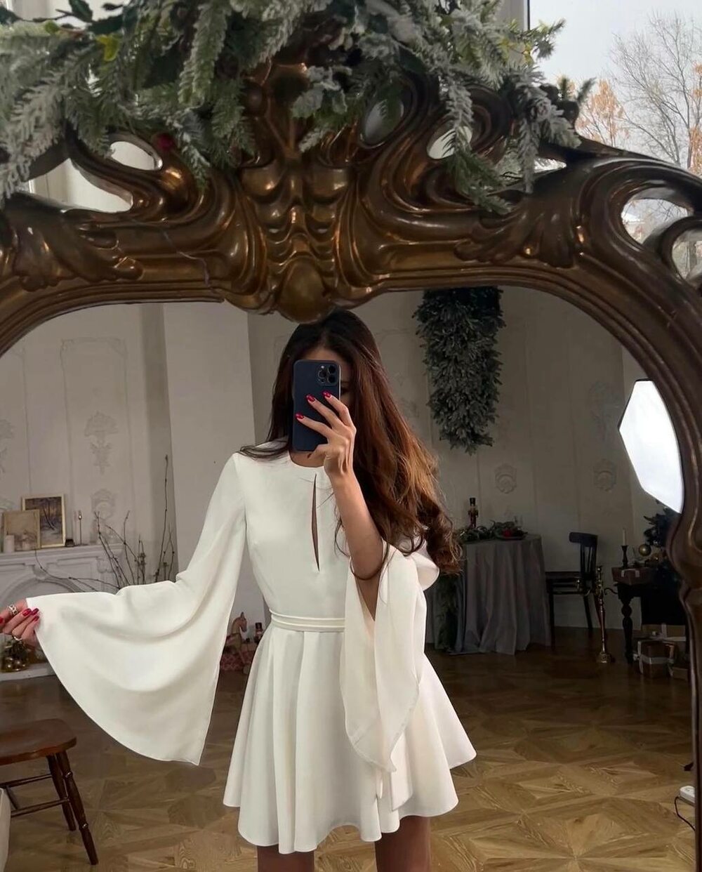 Сукня з відкритою спиною і розкльошеними рукавами, колір білий