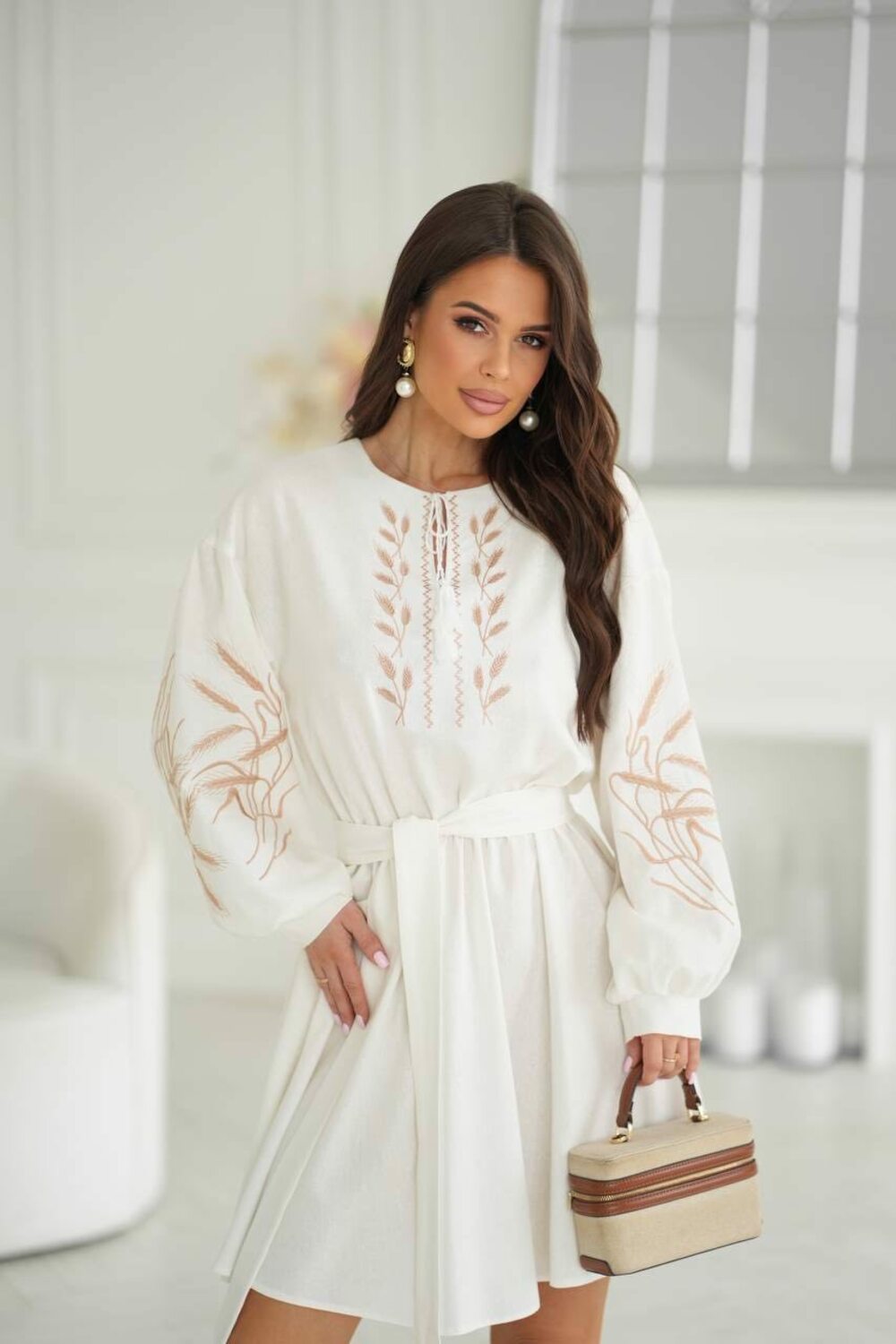 Льняна сукня з спідницею і вишивкою, талія на гумці і поясі, рукава на манжеті, колір молочний