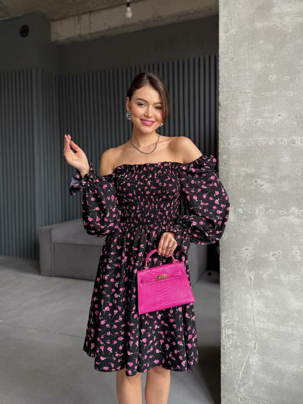 Сукня з довгим рукавом та гумкою на грудях, колір чорний