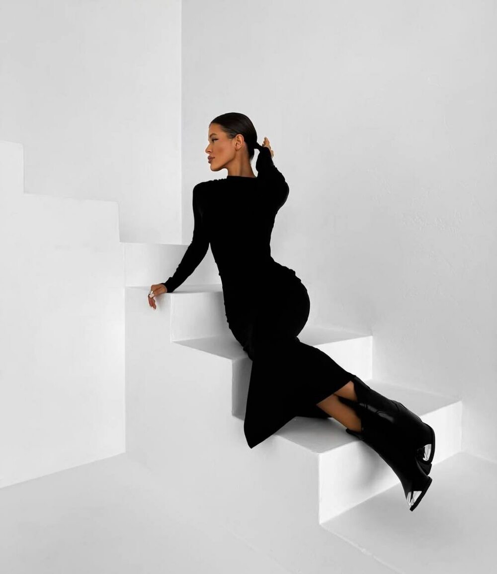 Облягаюча максі-сукня з розрізом на нозі та складанням, колір чорний