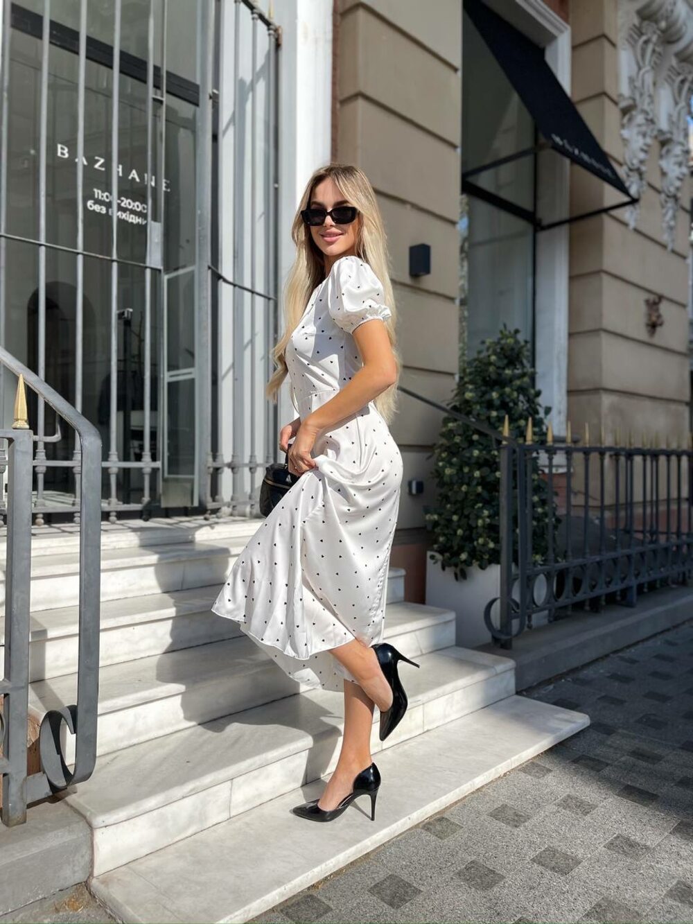 Шелковое платье в мелкий горошек, цвет белый