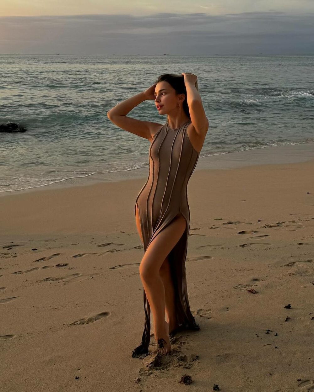 Сукня з розрізами на стегнах, колір бежевий