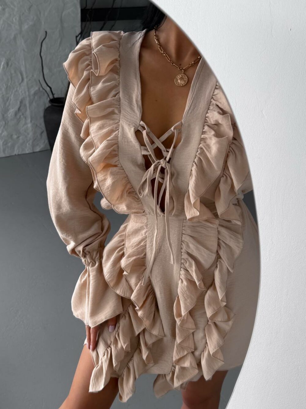 Міні-сукня з рюшами та довгим рукавом, колір бежевий