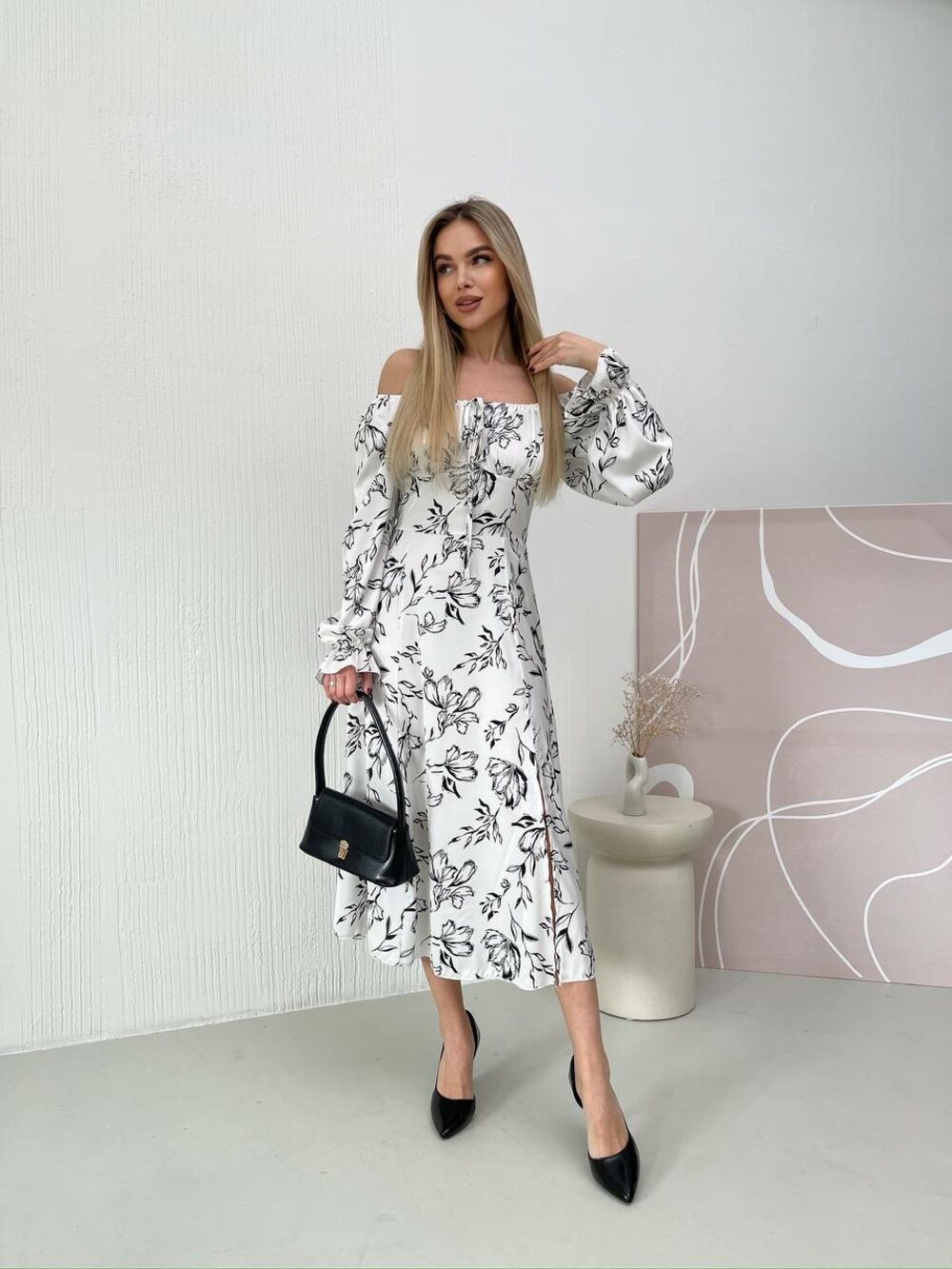 Сукня з довгим рукавом та розрізом, колір білий