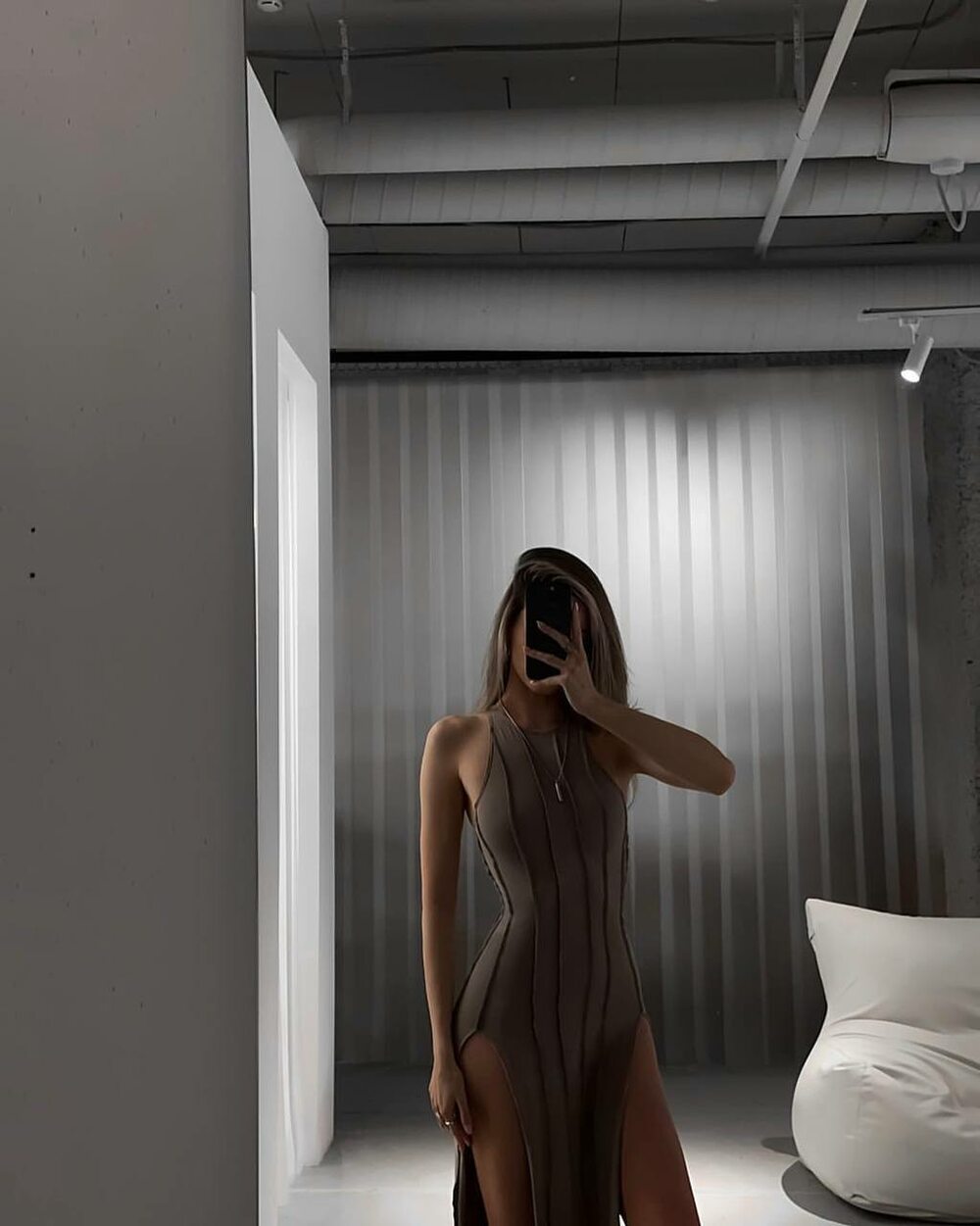 Сукня з розрізами на стегнах, колір бежевий