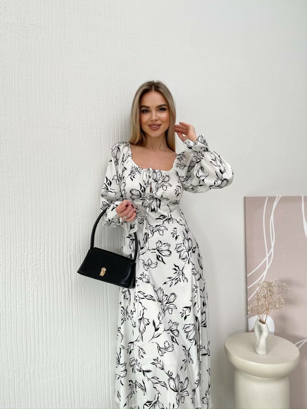 Сукня з довгим рукавом та розрізом, колір білий