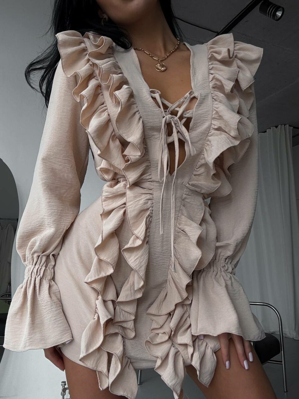 Міні-сукня з рюшами та довгим рукавом, колір бежевий