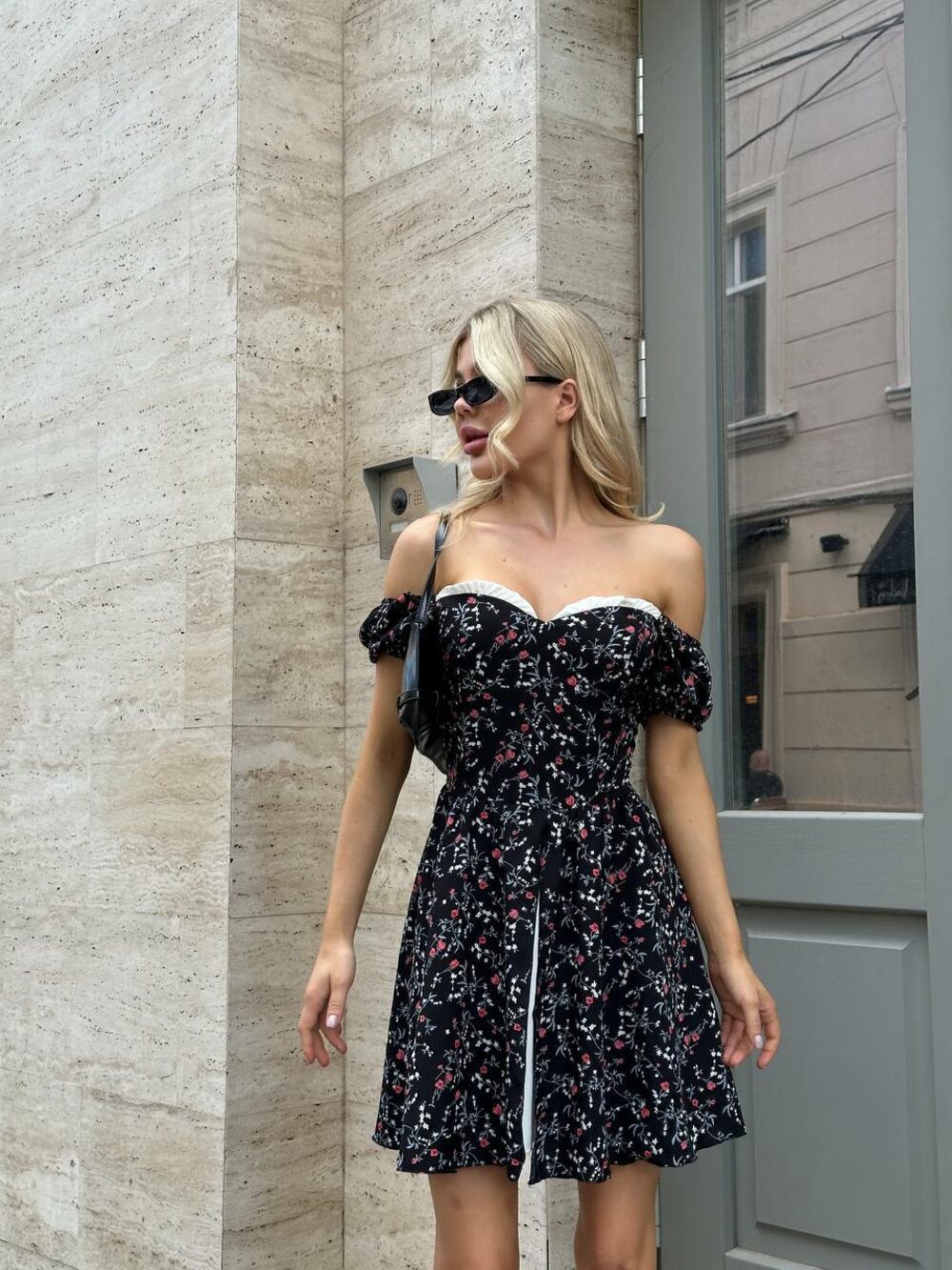 Принтована сукня з білим подюбником, колір чорний.