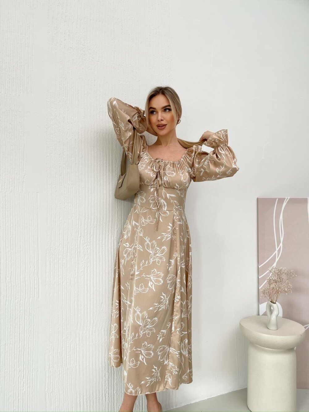 Сукня з довгим рукавом та розрізом, колір бежевий