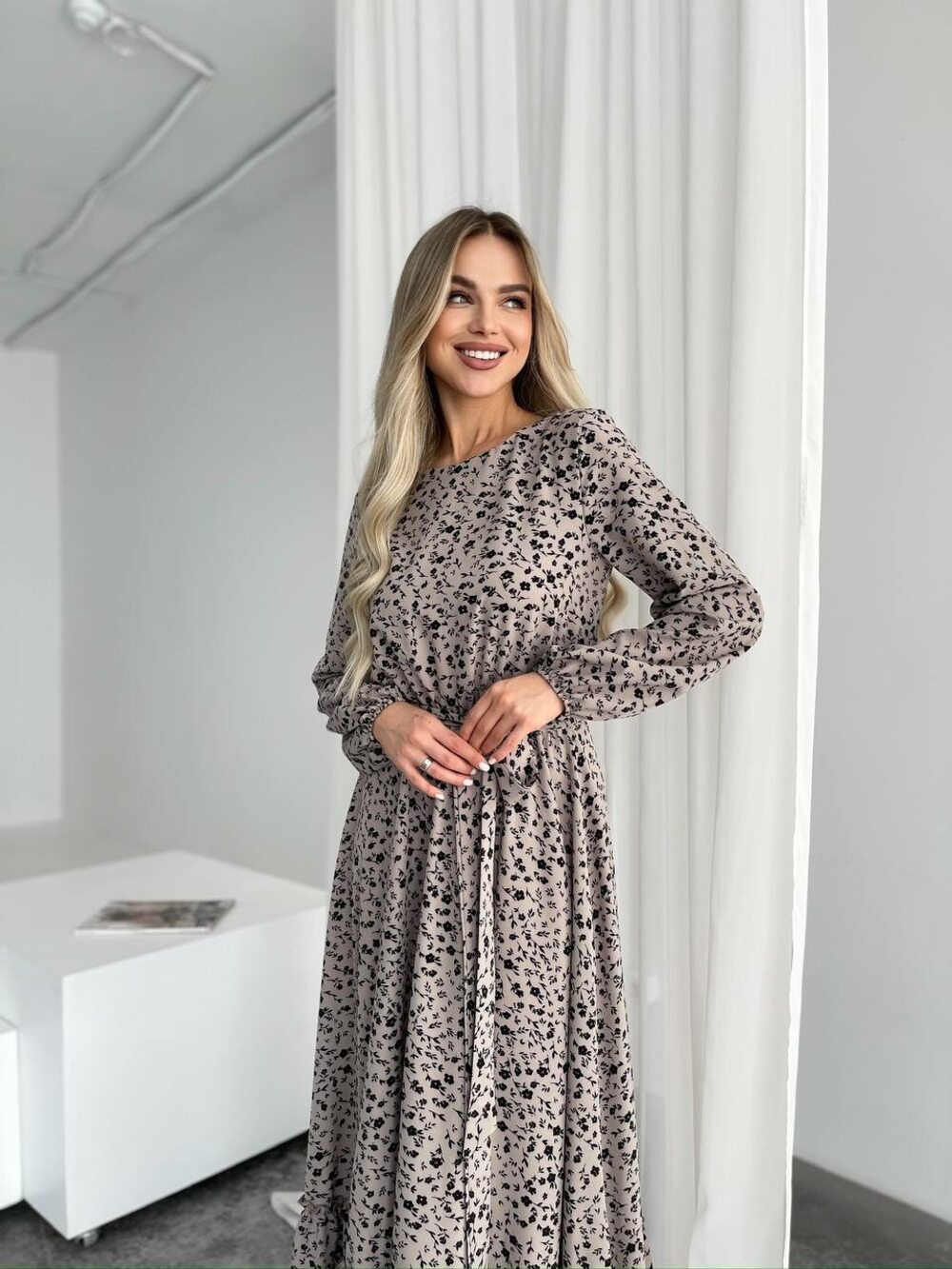 Сукня-міді з довгим рукавом та пояском, колір бежевий