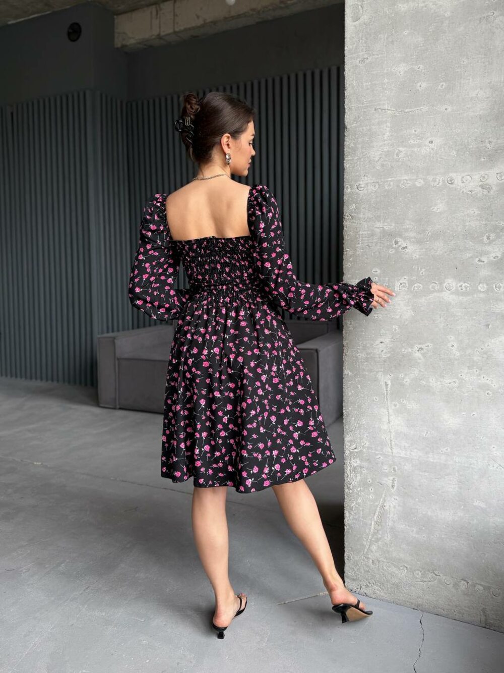 Сукня з довгим рукавом та гумкою на грудях, колір чорний