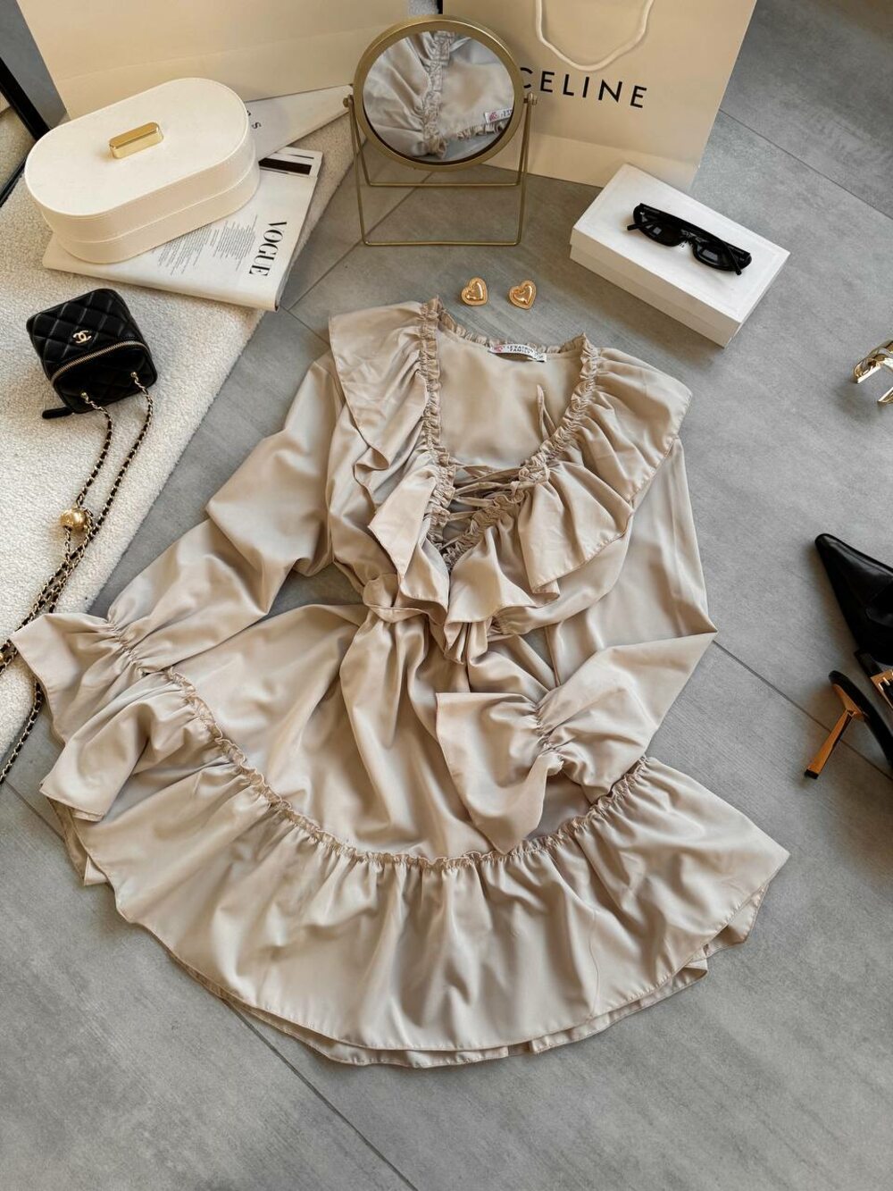 Сукня з рюшами та довгим рукавом, колір бежевий