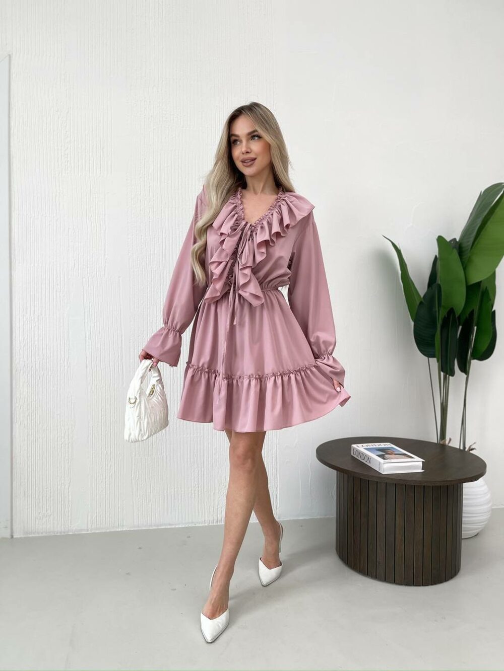 Сукня з рюшами та довгим рукавом, колір пудра