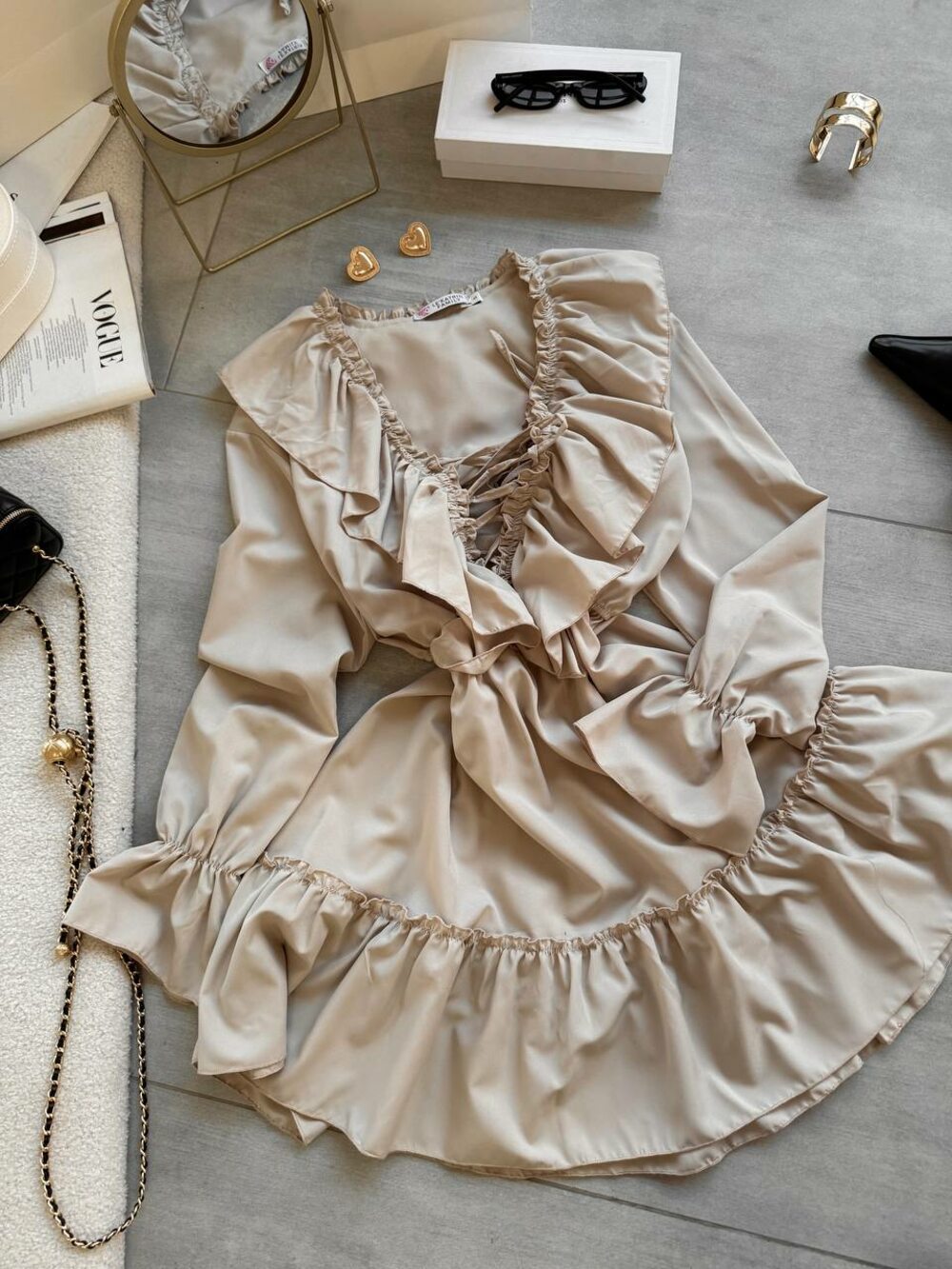 Сукня з рюшами та довгим рукавом, колір бежевий