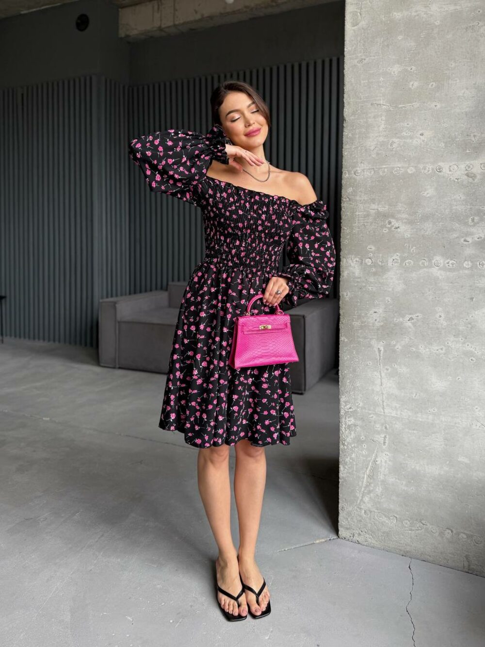 Сукня з довгим рукавом та гумкою на грудях, колір чорний