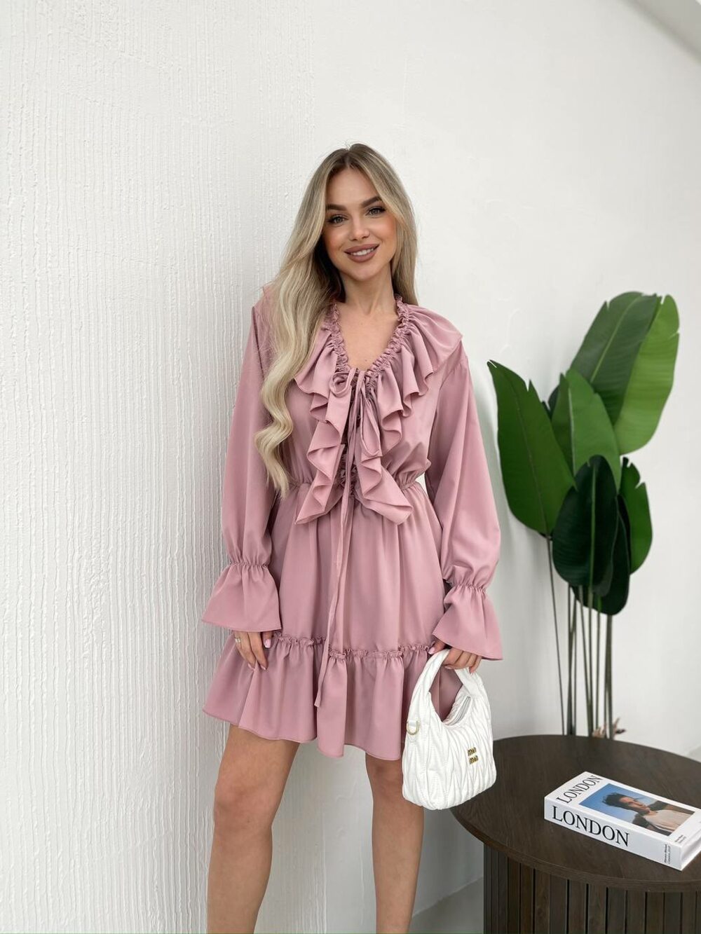 Сукня з рюшами та довгим рукавом, колір пудра