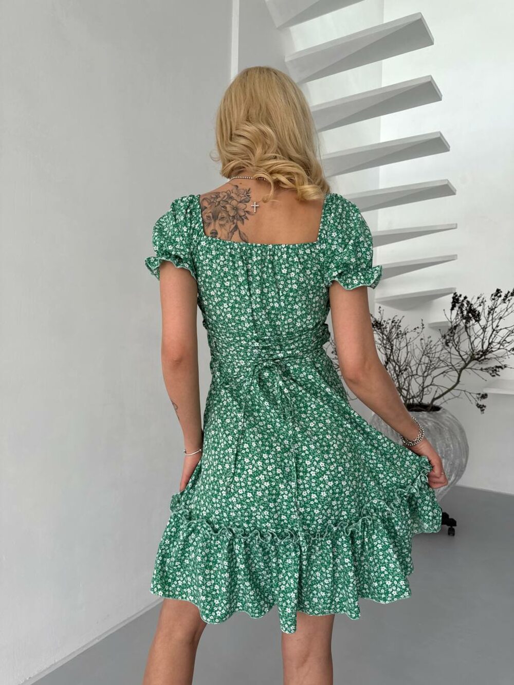 Яскрава літня сукня, колір зелений