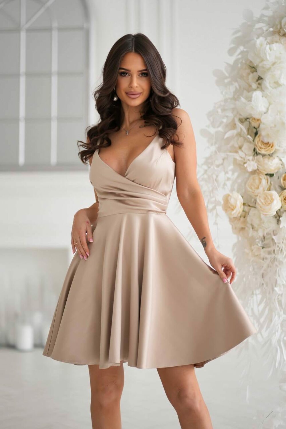 Атласна сукня зі спідницею "сонце" та подвійними бретелями, колір бежевий