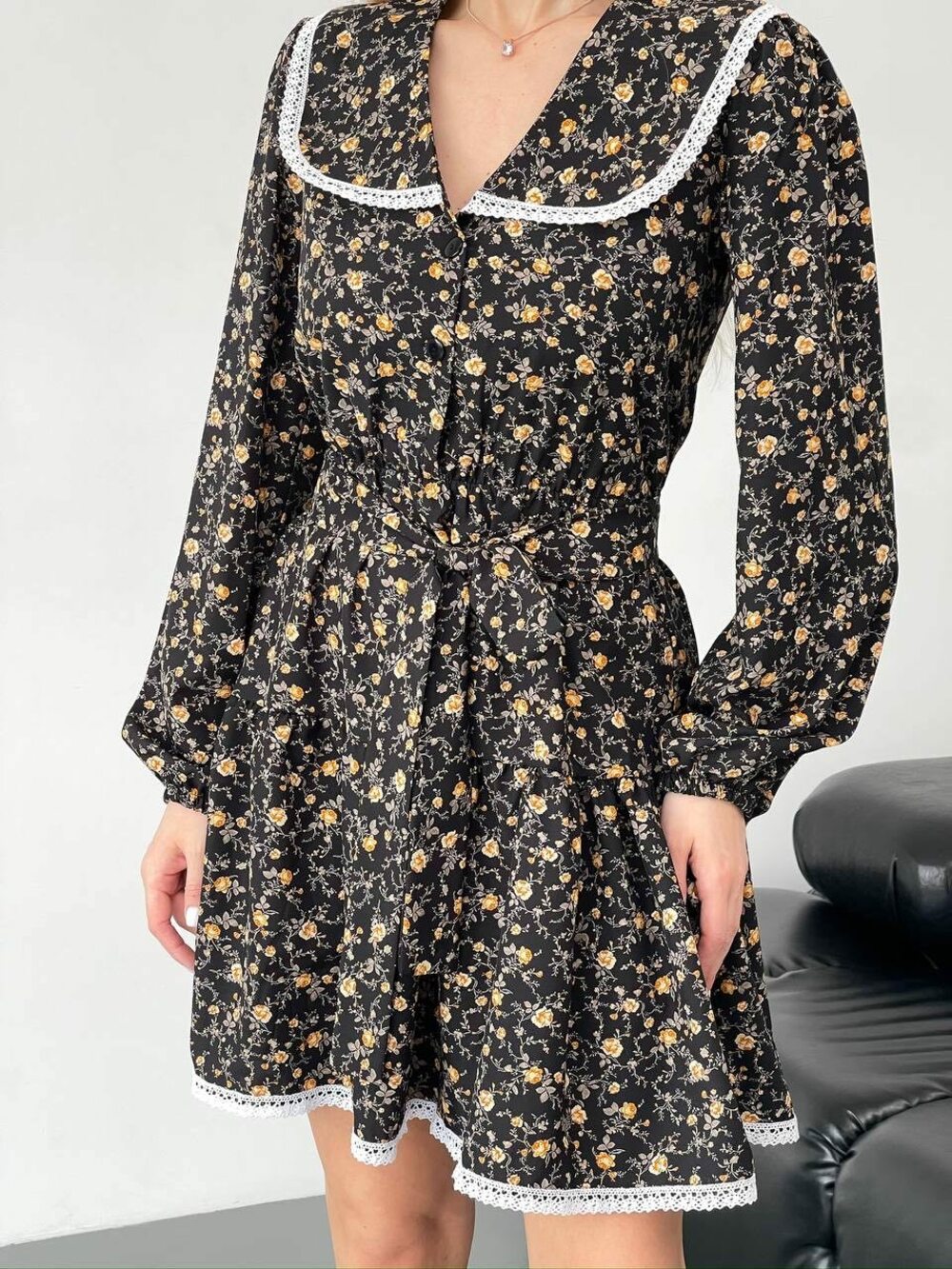 Шовкова сукня з пояском, талія на гумці, колір чорний з жовтим принтом.