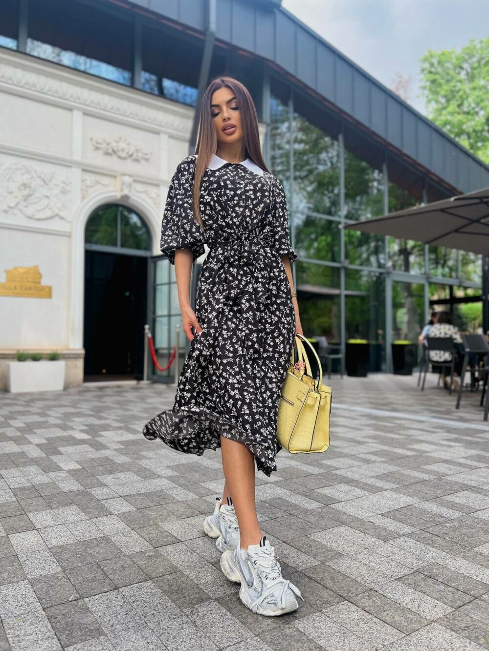 Платье с белым воротником и поясочком, цвет черный с белым цветочком