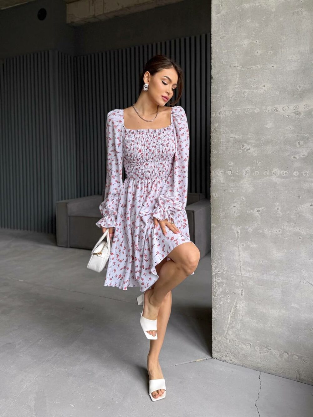 Платье с длинным рукавом и резинкой на груди, цвет белый