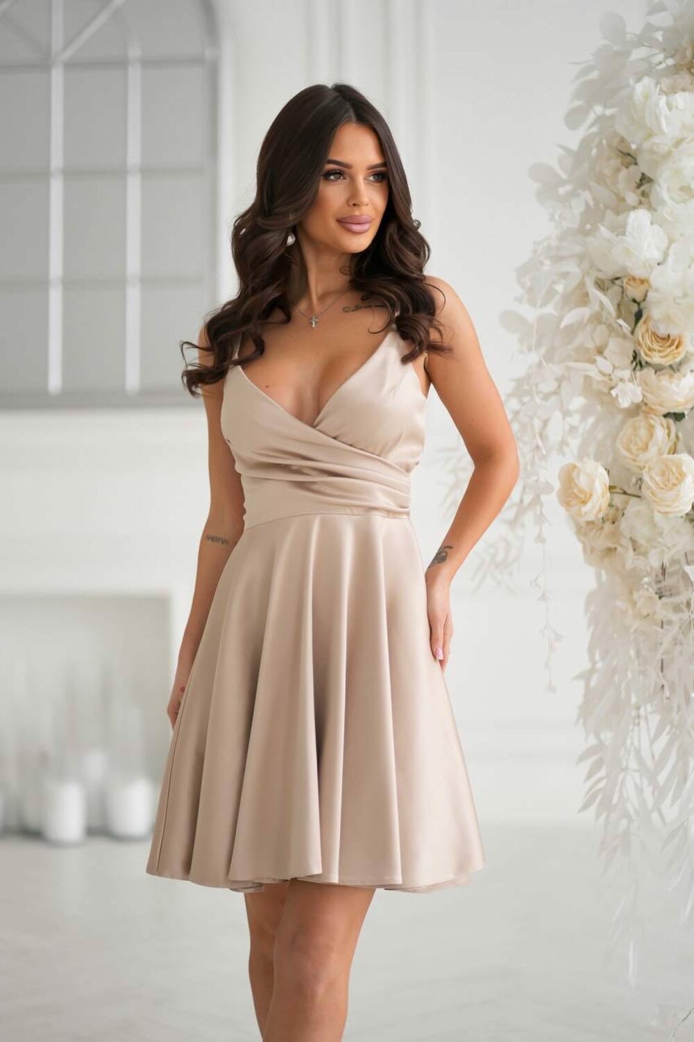 Атласна сукня зі спідницею "сонце" та подвійними бретелями, колір бежевий