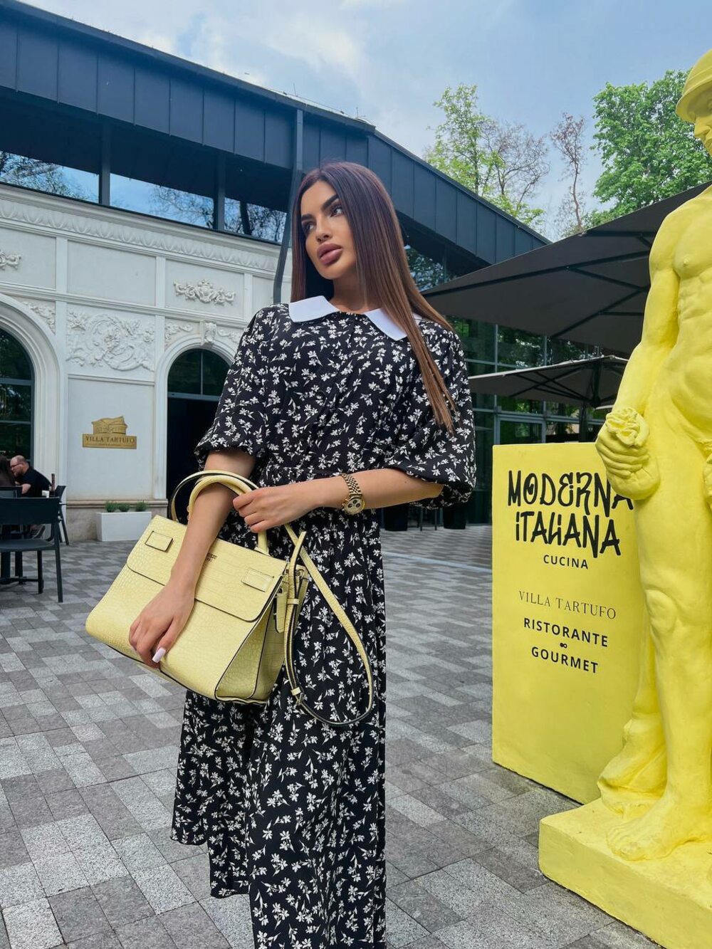 Платье с белым воротником и поясочком, цвет черный с белым цветочком