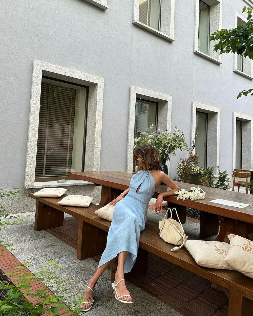 Сукня з оригінальним декольте та відкритою спиною, колір блакитний