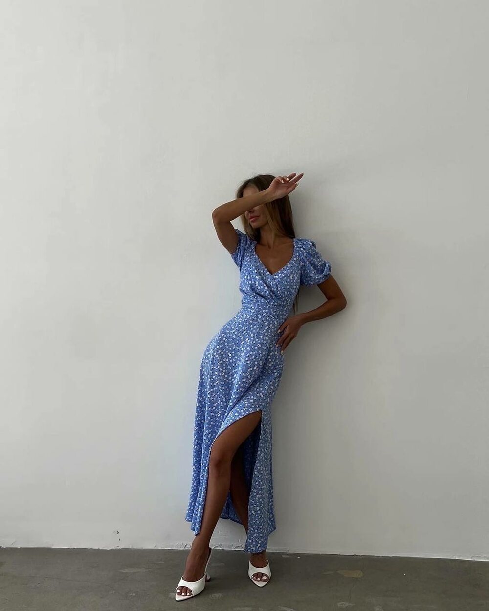 Модное платье с цветочным узором летящий фасон цвет голубой