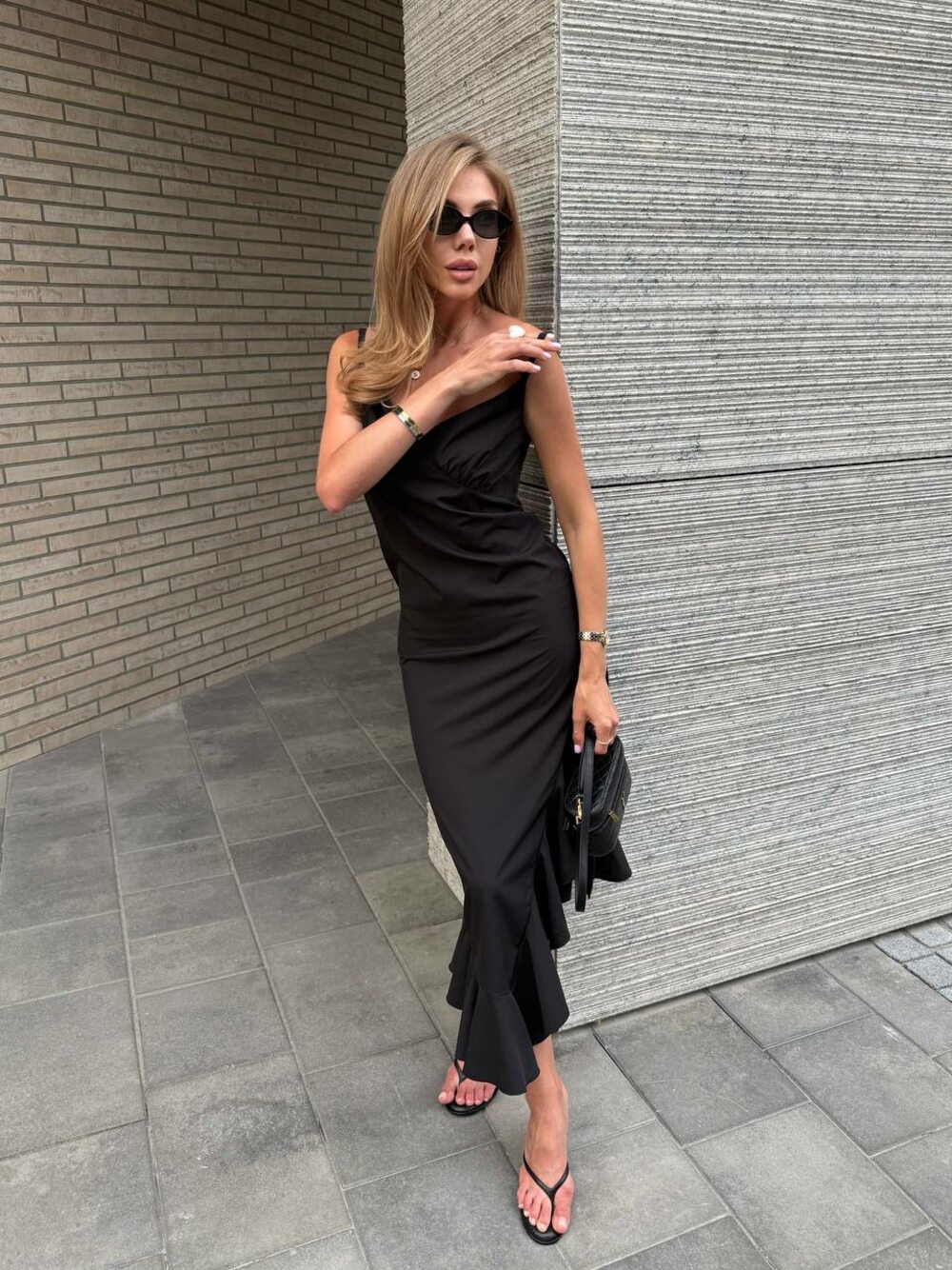 Сукня на бретельках з розрізом, колір чорний